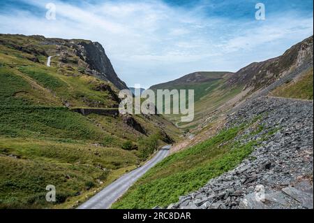 Piccola strada attraverso le montagne, Lake District, Cumbria, Inghilterra, Regno Unito Foto Stock