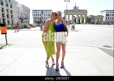 Dascha Carriero und Luca Angelina Vanak bei der Anja Gockel Fashion Show "Air" auf der Berlin Fashion Week Primavera/Estate 2024 im Hotel Adlon Kempinski Foto Stock