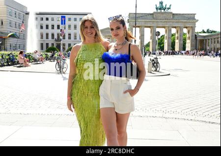 Dascha Carriero und Luca Angelina Vanak bei der Anja Gockel Fashion Show "Air" auf der Berlin Fashion Week Primavera/Estate 2024 im Hotel Adlon Kempinski Foto Stock