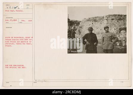 Il maggiore de Boirourais, capo della missione francese, è visto con un gruppo di istruttori francesi e americani del 26° Div. Questa foto è stata scattata a Chemin des Dames, in Francia, nel febbraio 1918. Questa immagine non è approvata per la pubblicazione ed è esclusivamente per uso ufficiale. Foto Stock