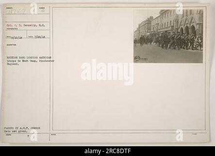 Soldato americano, il comandante C. D. Donnelly, in formazione con una banda britannica che conduce le truppe americane in un campo di riposo a Winchester, in Inghilterra. La foto è stata scattata il 28 luglio 1918. È stato approvato dalla A.E.P. censor e fa parte della collezione etichettata come 111-SC-18747. Foto Stock