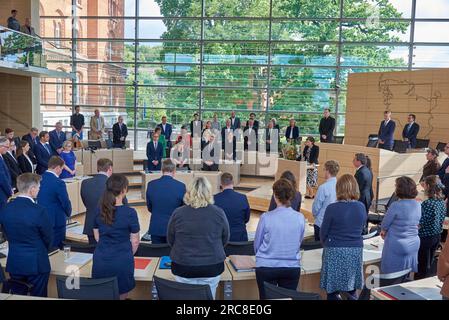 Kiel, Germania. 13 luglio 2023. I membri del Parlamento, tra cui Kristina Herbst (CDU, centro, r), Presidente del Parlamento, e Daniel Günther (CDU, M), Ministro Presidente dello Schleswig-Holstein, si trovano nella sala plenaria del Parlamento dello Schleswig-Holstein durante un minuto di silenzio in memoria dell'ex Ministro Presidente H. Simonis (SPD). Crediti: Georg Wendt/dpa/Alamy Live News Foto Stock