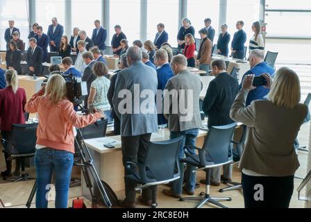 Kiel, Germania. 13 luglio 2023. I membri del parlamento sono presenti nella sala plenaria del parlamento statale dello Schleswig-Holstein durante un minuto di silenzio in memoria dell'ex primo ministro H. Simonis (SPD). Crediti: Georg Wendt/dpa/Alamy Live News Foto Stock