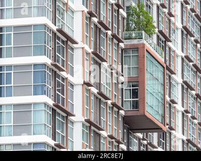 Facciata di un alto edificio condominiale a Bang Na nella periferia di Bangkok, Thailandia. Foto Stock