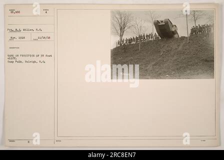 Pvt. W.J. Miller dell'8th Cavalry, 26.966th Division negli Stati Uniti L'esercito è visto in questa fotografia scattata nel novembre 1918 a Camp Polk a Raleigh, Carolina del Nord. L'immagine mostra un carro armato posizionato sul bordo di una scogliera di 35 metri, con Pvt. Miller e altri soldati che osservano. Foto Stock