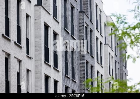 Colonia, Germania. 13 luglio 2023. Gli appartamenti di nuova costruzione si trovano nel quartiere di Ehrenfeld. Il numero di appartamenti nella Renania settentrionale-Vestfalia è aumentato di circa il 5,6% dal 2010. Alla fine del 2022, ci sarebbero stati un totale di circa 9,2 milioni di appartamenti nello stato più popoloso della Germania, ha riferito l'ufficio di statistiche dello stato IT.NRW il 13 luglio 2023. Crediti: Rolf Vennenbernd/dpa/Alamy Live News Foto Stock