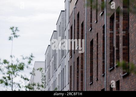 Colonia, Germania. 13 luglio 2023. Gli appartamenti di nuova costruzione si trovano nel quartiere di Ehrenfeld. Il numero di appartamenti nella Renania settentrionale-Vestfalia è aumentato di circa il 5,6% dal 2010. Alla fine del 2022, ci sarebbero stati un totale di circa 9,2 milioni di appartamenti nello stato più popoloso della Germania, ha riferito l'ufficio di statistiche dello stato IT.NRW il 13 luglio 2023. Crediti: Rolf Vennenbernd/dpa/Alamy Live News Foto Stock