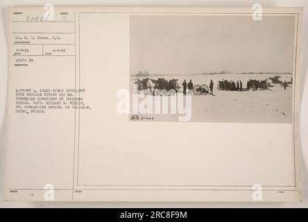 Batteria A, 142nd Field Artillery, 64th Brigade, sparando i loro obici Schneider da 155 mm presso la Officers' Artillery School a le Valdahon, Doubs, Francia. L'ufficiale comandante della batteria A è il capitano Richard B. Willis Jr. Questa foto è stata scattata il 5 aprile 1919, e il fotografo è il tenente R. W. Sears, S.C. Foto Stock