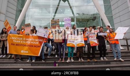 Londra, Inghilterra, Regno Unito. 13 luglio 2023. Juniors i medici sono visti al picket line fuori University College Hospital a Londra mentre iniziano lo sciopero di 5 giorni chiedendo un aumento di stipendio. (Immagine di credito: © Tayfun salci/ZUMA Press Wire) SOLO USO EDITORIALE! Non per USO commerciale! Foto Stock