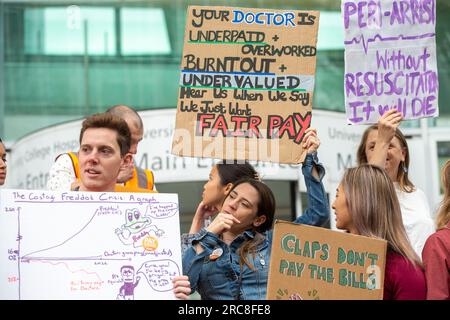Londra, Inghilterra, Regno Unito. 13 luglio 2023. Juniors i medici sono visti al picket line fuori University College Hospital a Londra mentre iniziano lo sciopero di 5 giorni chiedendo un aumento di stipendio. (Immagine di credito: © Tayfun salci/ZUMA Press Wire) SOLO USO EDITORIALE! Non per USO commerciale! Foto Stock