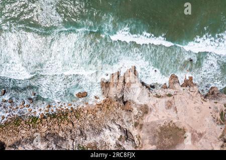 Paesaggio marino, costa rocciosa dell'oceano, costa della Francia vicino a Quiberon. Foto Stock