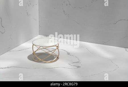 Parete in marmo grigio e podio in una stanza soleggiata. Rappresentazione 3D. Foto Stock