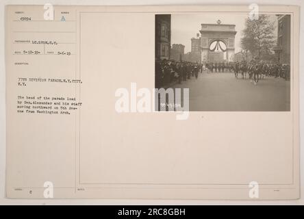 '77th Division Parade guidata dal generale Alexander e dal suo staff, spostandosi verso nord sulla 5th Avenue dal Washington Arch. Fotografia scattata dal tenente Lyon il 6 maggio 1919. La parata fa parte delle attività militari americane durante la prima guerra mondiale. Rilasciato con le C-notes 949894. » Foto Stock