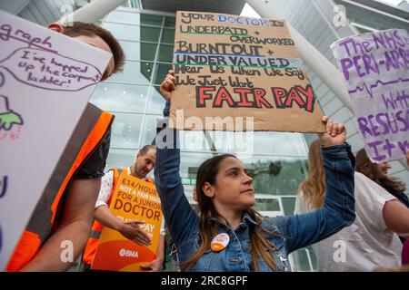 Londra, Inghilterra, Regno Unito. 13 luglio 2023. Juniors i medici sono visti al picket line fuori University College Hospital a Londra mentre iniziano lo sciopero di 5 giorni chiedendo un aumento di stipendio. (Immagine di credito: © Tayfun salci/ZUMA Press Wire) SOLO USO EDITORIALE! Non per USO commerciale! Foto Stock