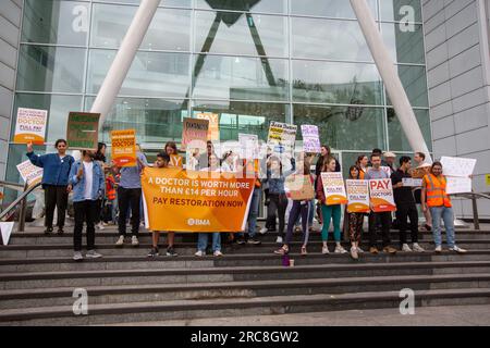 Londra, Inghilterra, Regno Unito. 13 luglio 2023. Juniors i medici sono visti al picket line fuori University College Hospital a Londra mentre iniziano lo sciopero di 5 giorni chiedendo un aumento di stipendio. (Immagine di credito: © Tayfun salci/ZUMA Press Wire) SOLO USO EDITORIALE! Non per USO commerciale! Foto Stock
