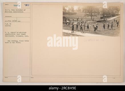 Soldati negli Stati Uniti La School of Military Aeronautics della Ohio State University, Columbus, si sta esercitando sulla lettura di mappe e sul campo eseguendo lavori di tabelle di aerei. Questa fotografia è soggetta alle normative del Dipartimento dell'Aeronautica militare ed è esclusivamente per uso ufficiale. Foto Stock