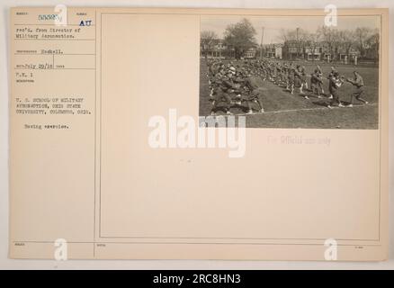 Soldati negli Stati Uniti La School of Military Aeronautics di Columbus, Ohio, si impegna in esercizi di boxe durante la prima guerra mondiale. La foto è stata scattata da Haskell, con il numero di descrizione emesso come U. 8. Scuola di Aeronautica militare. La foto è contrassegnata solo per uso ufficiale. Foto Stock