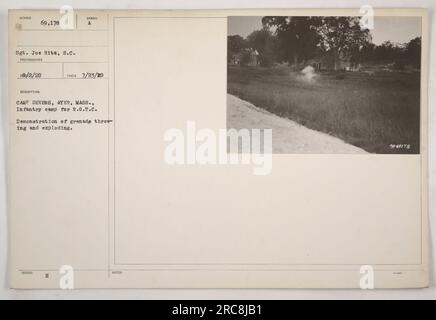 Soldati a Camp Devens ad Ayer, Massachusetts, partecipando a una dimostrazione di lancio ed esplosione di granate. Il sergente Joe Hitz del Signal Corps catturò questa fotografia il 23 luglio 1920. Foto Stock