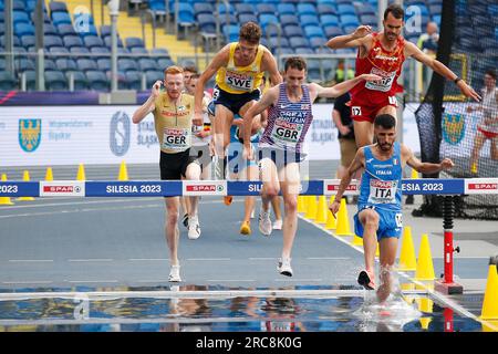 Chorzow, Polonia. 23 giugno 2023: Zak Seddon di Gran Bretagna, Osama Zoghlami d'Italia gareggia nella gara maschile di 3000 m Steeplechase durante i Campionati europei di atletica leggera a squadre, Giochi europei - giorno 4 allo Slaski Stadium di Chorzow, Polonia. 23 giugno 2023. (Foto di Nikola Krstic/Alamy) Foto Stock