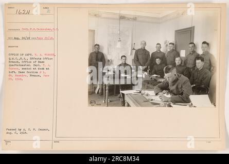 Immagine che mostra il capitano T.A. Torree sedeva alla sua scrivania nella sezione base n. 1 a St. Nazaire, Francia il 29 giugno 1918. Questa foto è stata scattata dalla Corp. P.G. Carnochan e ricevuto il 24 agosto 1918. È stato rilasciato dall'Ufficio del Capitano T.A. Torree per l'Effects Office Branch, Office of base Quartermaster. L'immagine è stata approvata dalla A.E.F. censor il 6 agosto 1918. Foto Stock