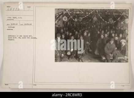 Vista interna di una capanna della Croce Rossa al base Hospital 68 di Mars sur Allier, Nievre, Francia. La foto è stata scattata il 30 dicembre 1918 da Pvt. Eddy, S.C., e gli è stato assegnato il numero di soggetto 45883. La data in cui la fotografia è stata ricevuta dal fotografo è il 28 marzo 1919, con la descrizione della foto indicata come "numero interno della capanna della Croce Rossa. Base Hosp. 68, Mars sur Allier, Francia." Foto Stock