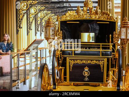 Londra Regno Unito giovedì 13 luglio 2023 The Diamond Jubilee State Coach, Che trasmetteva le loro Maestie all'Abbazia di Westminster per l'Incoronazione. Il Gold State Coach è stato utilizzato ad ogni Incoronazione da quella di Guglielmo IV nel 1831. Gli outfit da incoronazione indossati dalle loro Maestri sono in mostra per la prima volta quando Buckingham Palace apre per l'estate 14 luglio - 24 settembre 2023. Paul Quezada-Neiman/Alamy Live News Credit: Paul Quezada-Neiman/Alamy Live News Foto Stock