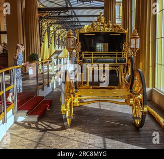 Londra Regno Unito giovedì 13 luglio 2023 The Diamond Jubilee State Coach, Che trasmetteva le loro Maestie all'Abbazia di Westminster per l'Incoronazione. Il Gold State Coach è stato utilizzato ad ogni Incoronazione da quella di Guglielmo IV nel 1831. Gli outfit da incoronazione indossati dalle loro Maestri sono in mostra per la prima volta quando Buckingham Palace apre per l'estate 14 luglio - 24 settembre 2023. Paul Quezada-Neiman/Alamy Live News Credit: Paul Quezada-Neiman/Alamy Live News Foto Stock