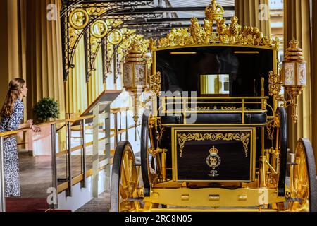 Londra Regno Unito giovedì 13 luglio 2023 The Diamond Jubilee State Coach, Che trasmetteva le loro Maestie all'Abbazia di Westminster per l'Incoronazione. Il Gold State Coach è stato utilizzato ad ogni Incoronazione da quella di Guglielmo IV nel 1831. Gli outfit da incoronazione indossati dalle loro Maestri sono in mostra per la prima volta quando Buckingham Palace apre per l'estate 14 luglio - 24 settembre 2023. Paul Quezada-Neiman/Alamy Live News Credit: Paul Quezada-Neiman/Alamy Live News Foto Stock