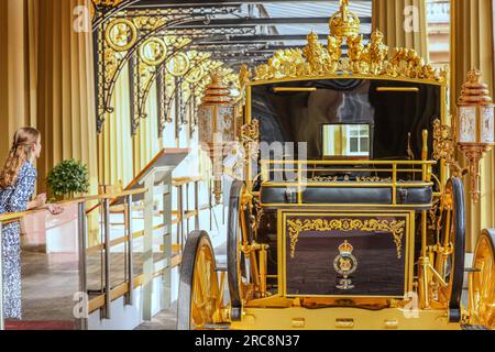 Londra Regno Unito giovedì 13 luglio 2023 The Diamond Jubilee State Coach, Che trasmetteva le loro Maestie all'Abbazia di Westminster per l'Incoronazione. Il Gold State Coach è stato utilizzato ad ogni Incoronazione da quella di Guglielmo IV nel 1831. Gli outfit da incoronazione indossati dalle loro Maestri sono in mostra per la prima volta quando Buckingham Palace apre per l'estate 14 luglio - 24 settembre 2023. Paul Quezada-Neiman/Alamy Live News Credit: Paul Quezada-Neiman/Alamy Live News Foto Stock