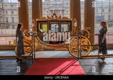 Londra Regno Unito giovedì 13 luglio 2023 The Diamond Jubilee State Coach, Che trasmetteva le loro Maestie all'Abbazia di Westminster per l'Incoronazione. Il Gold State Coach è stato utilizzato ad ogni Incoronazione da quella di Guglielmo IV nel 1831. Gli outfit da incoronazione indossati dalle loro Maestri sono in mostra per la prima volta quando Buckingham Palace apre per l'estate 14 luglio - 24 settembre 2023. Paul Quezada-Neiman/Alamy Live News Credit: Paul Quezada-Neiman/Alamy Live News Foto Stock