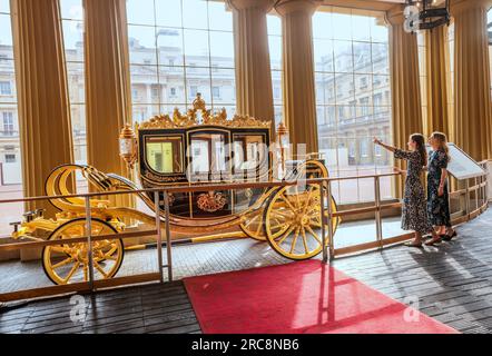 Londra Regno Unito giovedì 13 luglio 2023 The Diamond Jubilee State Coach, Che trasmetteva le loro Maestie all'Abbazia di Westminster per l'Incoronazione. Il Gold State Coach è stato utilizzato ad ogni Incoronazione da quella di Guglielmo IV nel 1831. Gli outfit da incoronazione indossati dalle loro Maestri sono in mostra per la prima volta quando Buckingham Palace apre per l'estate 14 luglio - 24 settembre 2023. Paul Quezada-Neiman/Alamy Live News Credit: Paul Quezada-Neiman/Alamy Live News Foto Stock