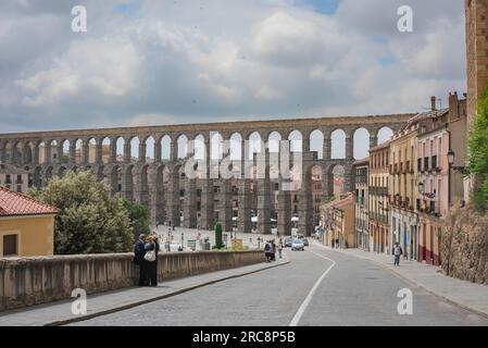 Architettura romana Segovia, vista lungo Calle San Juan verso l'acquedotto romano del i secolo che attraversa la storica città di Segovia, Spagna centrale Foto Stock