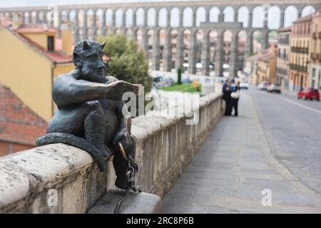 Statua del Diavolo Segovia, vista dell'Estatua del Diablo, una statua in bronzo di un diavolo sorridente che scatta una foto selfie di se stesso situata nella città di Segovia. Foto Stock