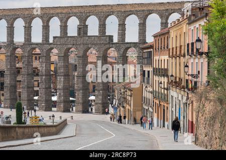 Architettura romana Segovia, vista lungo Calle San Juan verso l'acquedotto romano del i secolo che attraversa la storica città di Segovia, Spagna centrale Foto Stock