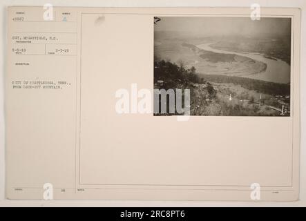Vista della città di Chattanooga, Tennessee, dalla Look-Out Mountain. La foto è stata scattata dal sergente McGarrigle il 3 maggio 1919 e ricevuta il 5 maggio 1919. L'immagine cattura una vista panoramica della città con note numerate da 1 a 100. Mo, breve per mese, potrebbe indicare che questo è stato preso nel mese di maggio. Foto Stock