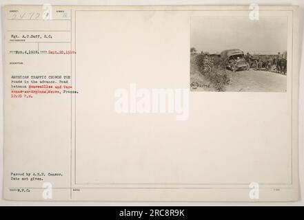 I soldati americani marciavano lungo una strada affollata di veicoli militari e rifornimenti durante l'avanzata a Boureuilles e Var ennes-en-Argonne, Mosa, Francia. La foto è stata scattata il 28 settembre 1918, alle 12:20. Il sergente A. C. Duff è raffigurato in questa immagine. La fotografia è stata approvata dall'A.F.F. Censura ed emesso dal W.F.C. Le note indicano il suo numero di riferimento OL-824727. Foto Stock