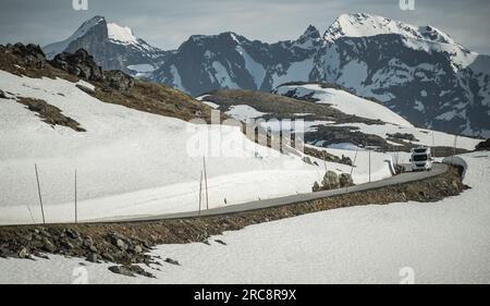 Camper in camper sulla Norwegian Scenic Route attraverso il paesaggio delle Snowy Mountain Foto Stock