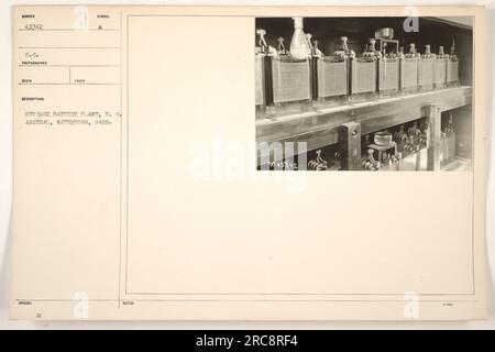 Soldati che lavoravano nell'impianto di stoccaggio delle batterie nell'Arsenale degli Stati Uniti, Watertown, Massachusetts, durante la prima guerra mondiale Foto Stock