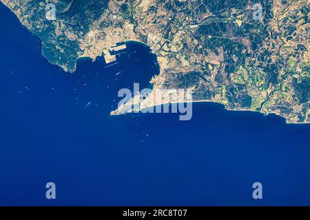 Baia e penisola di Gibilterra. Bordo dell'acqua o zona costiera. Immagine della NASA. Linee guida per l'uso dei supporti: https://www.nasa.gov/multimedia/guidelines/index. Foto Stock