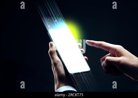 Imprenditore operando uno smartphone Foto Stock