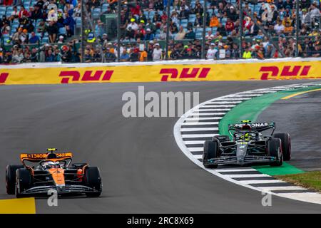 Silverstone, grande britiano. 9 luglio 2023. CIRCUITO DI SILVERSTONE, REGNO Unito - 08 LUGLIO: Lewis Hamilton, Mercedes F1 W14 e Lano Norris della McLaren e dell'Inghilterra durante le qualifiche davanti al Gran Premio di F1 di Gran Bretagna sul circuito di Silverstone l'8 luglio 2023 a Northampton, Inghilterra. (Foto di Michael Potts/BSR Agency) credito: BSR Agency/Alamy Live News Foto Stock