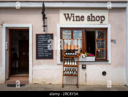 Mikulov, Repubblica Ceca, 07.07.2023, enoteca nella città di Mikulov, conosciuta come centro di produzione vinicola ceca Foto Stock