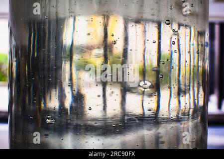 Frammento di primo piano della fontana di vetro all'interno del colonnato della sorgente calda o di Vridelni Kolonada, Karlovy Vary, Repubblica Ceca Foto Stock