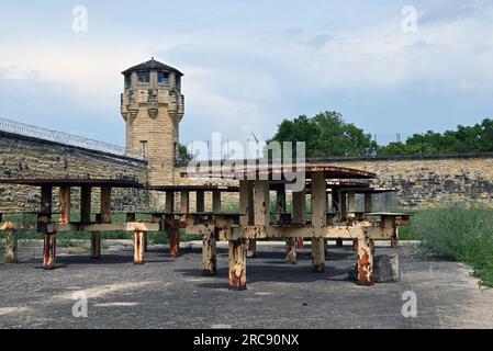 Panchine per prigionieri arrugginite nel cortile dell'Old Joliet Prison, aperto nel 1858 e chiuso nel 2002. Foto Stock