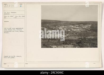 Un gruppo di soldati della 26a Divisione francese passava attraverso la Sumber Valley vicino a Samogneaux e Bras nella Mosa, in Francia. La foto è stata scattata dal tenente H.S. Drucker il 2 dicembre 1918. La data in cui è stata ricevuta e rilasciata non è menzionata. L'immagine è stata approvata dal censore A.E.P. Foto Stock