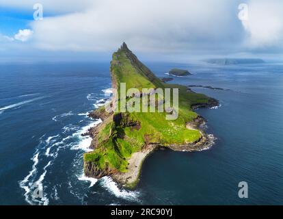 Tindholmur sulle Isole Faroe Vagar, vista aerea con droni durante il giorno nell'Oceano Atlantico settentrionale. Isole Faroe, Danimarca, Europa. Foto Stock