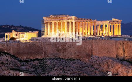 Acropolis hill - Tempio Partenone di Atene di notte, Grecia Foto Stock