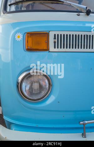 Camper Volkswagen VW T2 con finestra a bovindo azzurro e bianco. Foto Stock