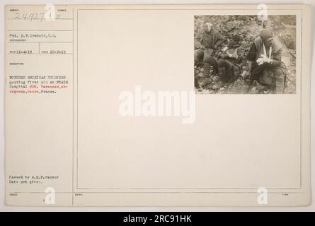 Soldati americani feriti che ricevettero il primo soccorso al Field Hospital n. 28 di Varennes, en- Argonne, Mosa, Francia. La fotografia cattura Pvt. E. P. Trabold del 3° C. che si occupa dei soldati feriti. L'immagine è stata documentata il 2 ottobre 1918, ma la data di emissione e censura è sconosciuta. Foto Stock