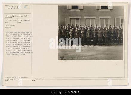 Gli ufficiali e gli uomini arruolati degli uffici del quartier generale della divisione posano per una fotografia. Gli agenti, da sinistra a destra, sono Lieut. W.G. McCarthy, Lieut. D.C. Hill, Lieut. J.W. Musbaum, Capt. M.L. Wicks, maggiore J.W. Denton, maggiore J.J. McManus, Lieut. R.E. Robinson, Lieut. J.F. Woode, Lieut. M.S. Barrett Jr., e interprete M. L. Lantheaume. La foto è stata scattata a Dugny, Mosa, in Francia, il 29 ottobre 1918. Foto Stock